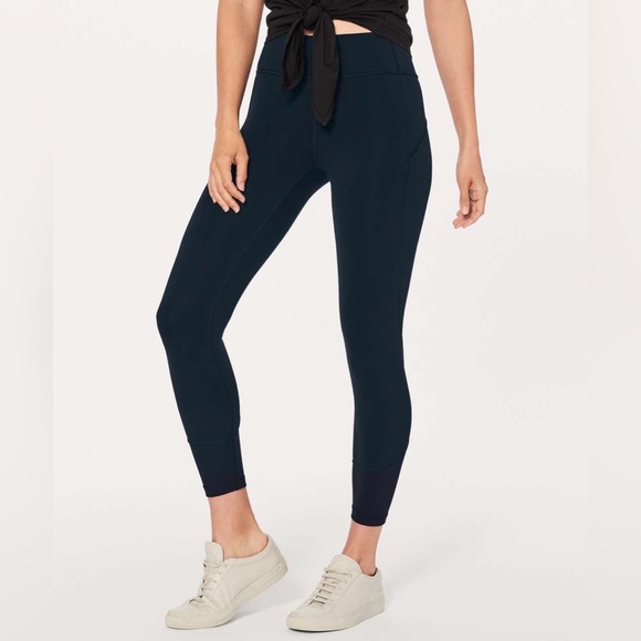 Navy Lululemon In Movement 7/8 Tight *Everlux 25" Size 4 - Picture 1 of 4